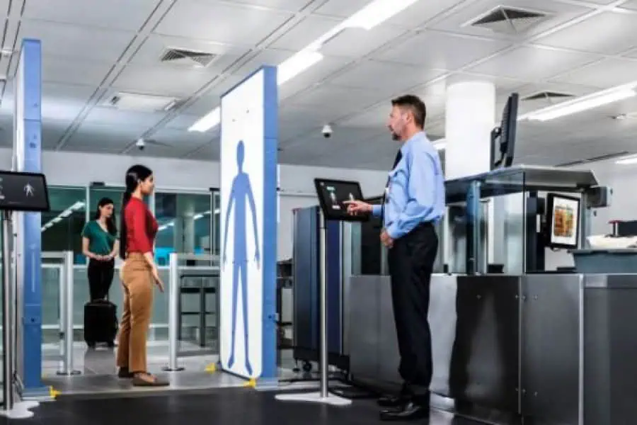 Les implants en chirurgie du rachis sonnent-ils aux aéroports ?