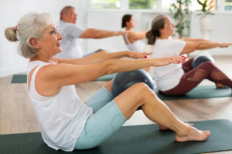 Exercice de Pilates au sol (illustration)