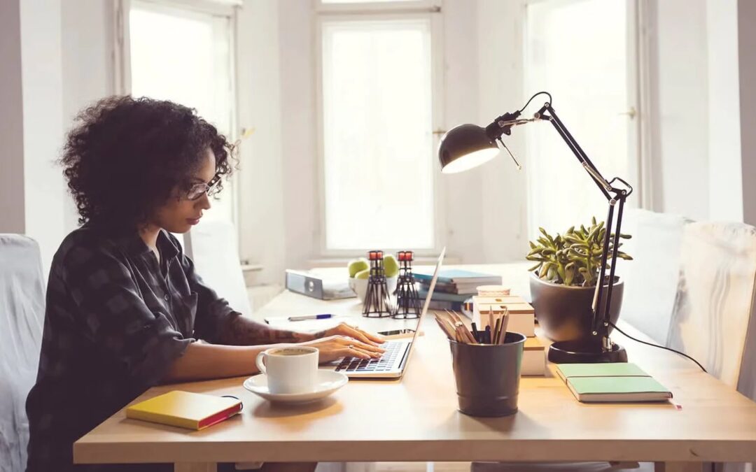 Télétravail après une opération du dos : ce que votre chirurgien peut faire, et ce qu’il ne peut pas
